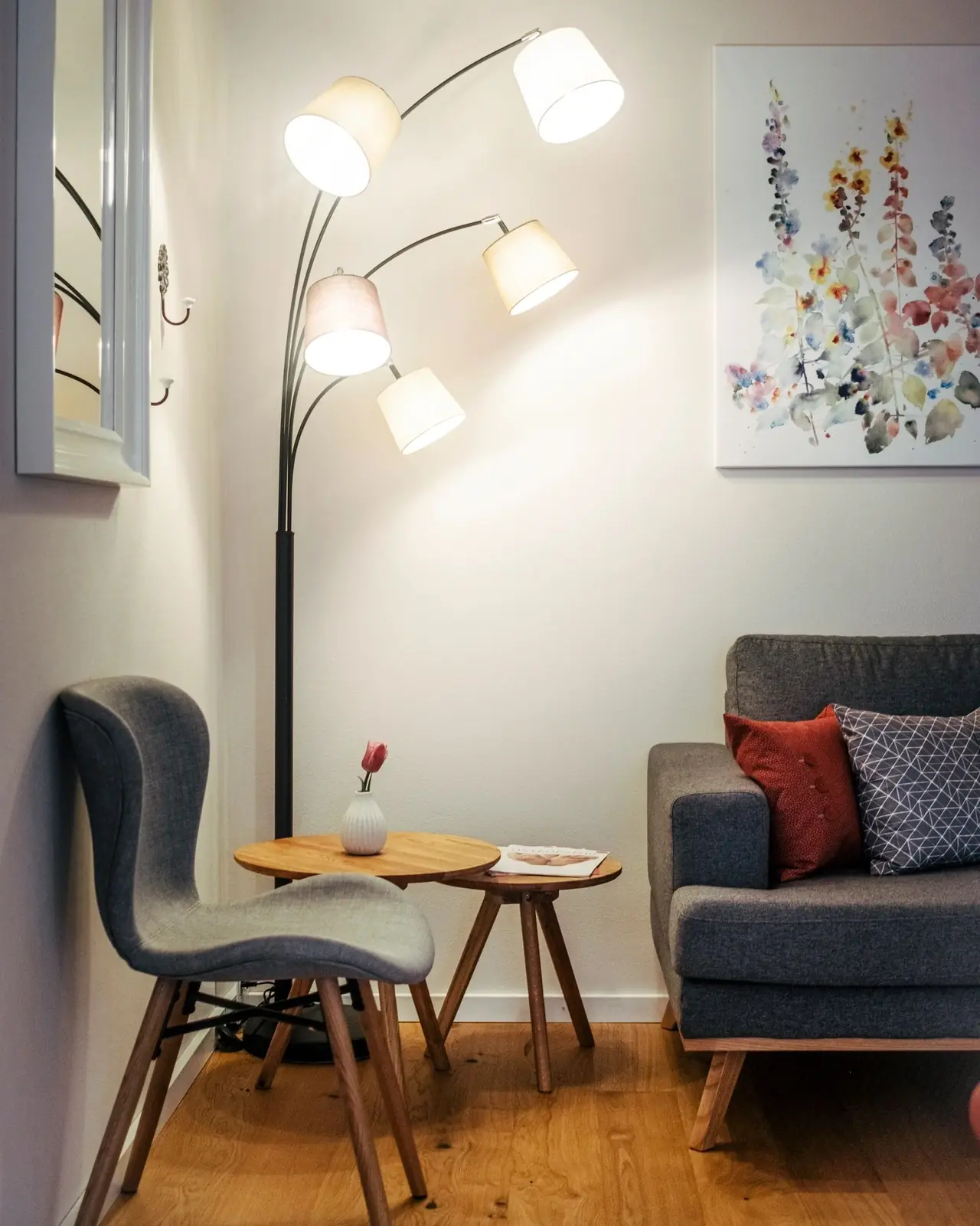 Sitzecke in der Praxis mit Sessel, kleinem Tisch, Sofa und Stehlampe